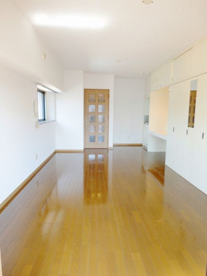 【居間・リビング】 | アド・ムーン博多 | 別号室の写真になります。現況優先。