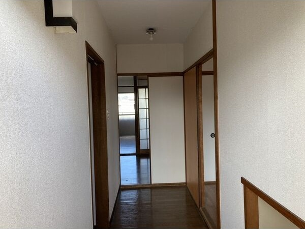 菱野ビルの玄関