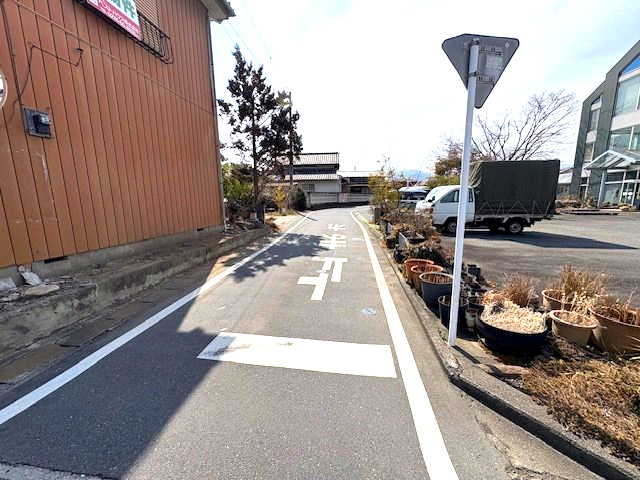 高崎市吉井町塩川　土地440の前面道路含む現地写真