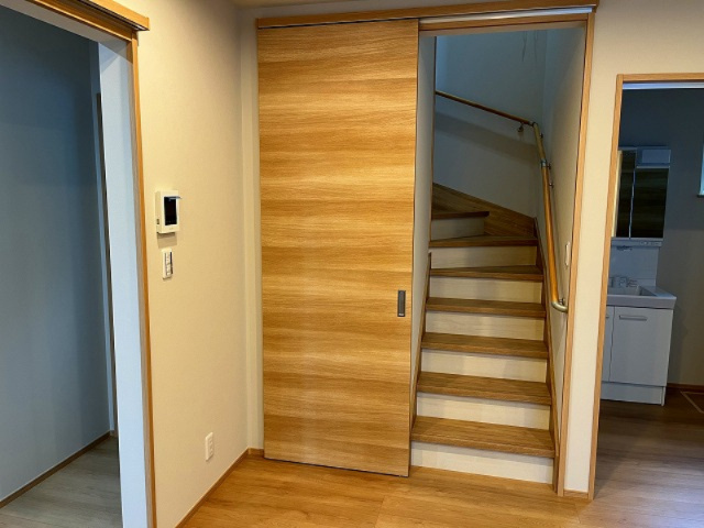 山形市小立4丁目（D区画）のその他|引戸付のリビング階段で冬の光熱費を節約できます。