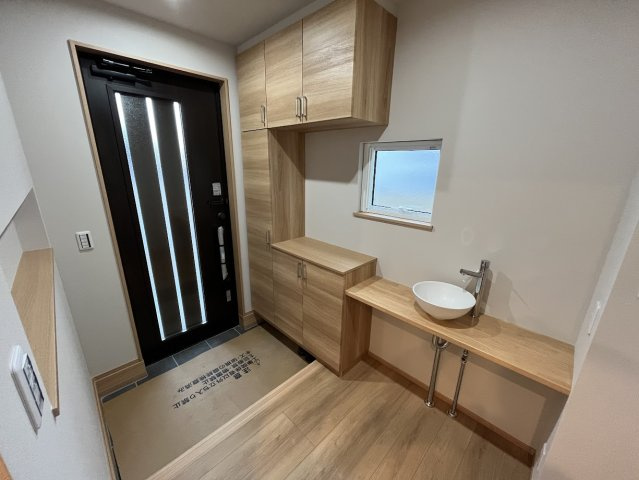 山形市小立4丁目（D区画）の玄関|玄関で手洗いも出来て衛生的です。