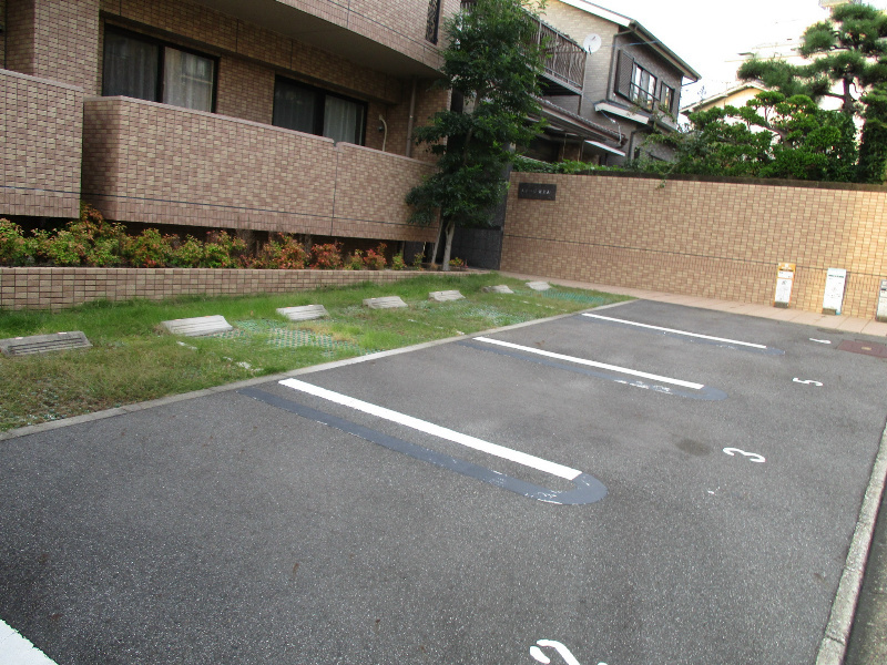 ステージ覚王山の駐車場