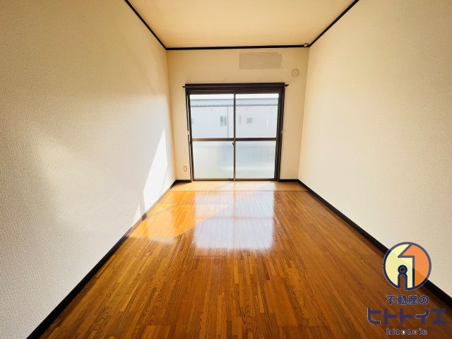 シャンセ赤坂の洋室|玄関横6帖の洋室です