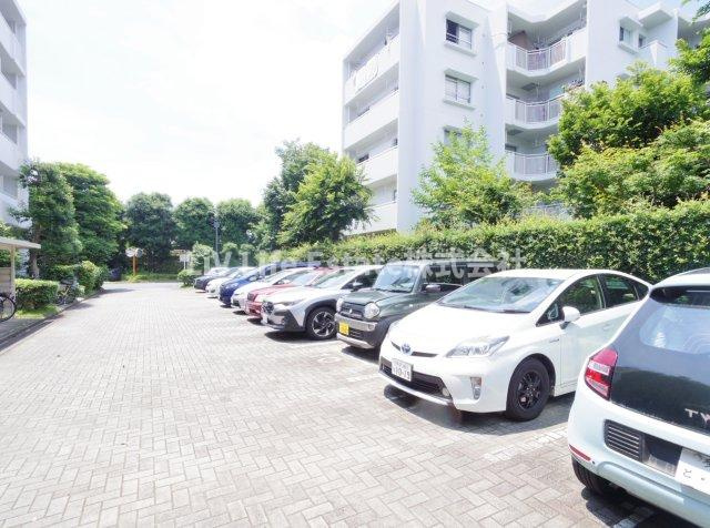 エステート上水本町６号棟 の駐車場