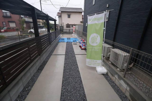 《仲介手数料無料》久喜市本町５丁目4-21(3号棟)新築一戸建てスマート・ワンシティの駐車場|撮影日 2025年10月11日 16:00 雨