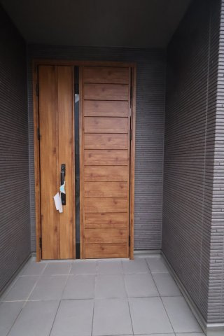 【玄関】 | 《仲介手数料無料》久喜市本町５丁目4-21(3号棟)新築一戸建てスマート・ワンシティ | 撮影日 2025年10月11日 16:00 雨