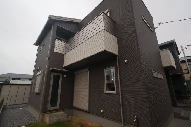 【外観】 | 《仲介手数料無料》久喜市本町５丁目4-21(3号棟)新築一戸建てスマート・ワンシティ | 撮影日 2025年10月11日 16:00 雨
