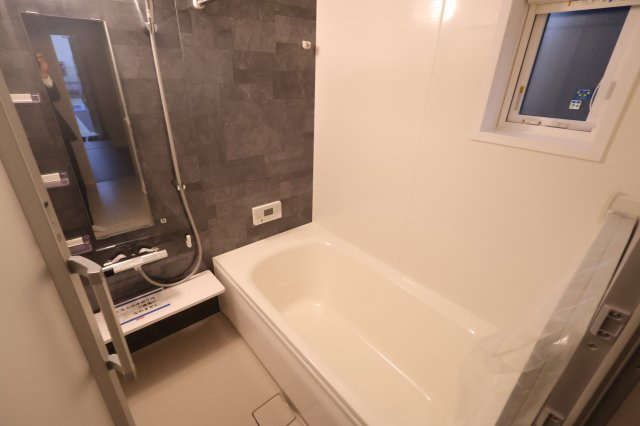 《仲介手数料無料》久喜市本町５丁目4-21(3号棟)新築一戸建てスマート・ワンシティの浴室|撮影日 2025年10月11日 16:00 雨