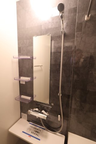 《仲介手数料無料》久喜市本町５丁目4-21(3号棟)新築一戸建てスマート・ワンシティの浴室|撮影日 2025年10月11日 16:00 雨