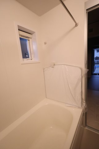 《仲介手数料無料》久喜市本町５丁目4-21(3号棟)新築一戸建てスマート・ワンシティの浴室|撮影日 2025年10月11日 16:00 雨