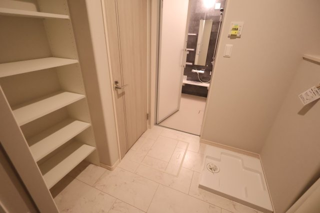 【ランドリースペース】 | 《仲介手数料無料》久喜市本町５丁目4-21(3号棟)新築一戸建てスマート・ワンシティ | 撮影日 2025年10月11日 16:00 雨