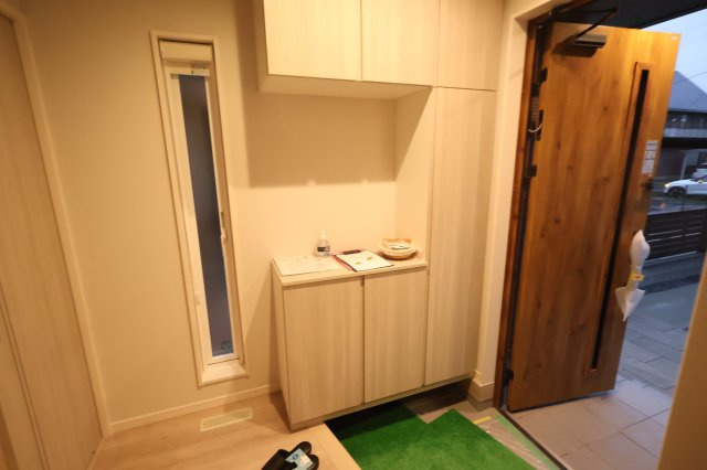 《仲介手数料無料》久喜市本町５丁目4-21(3号棟)新築一戸建てスマート・ワンシティの玄関|撮影日 2025年10月11日 16:00 雨