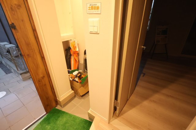 《仲介手数料無料》久喜市本町５丁目4-21(3号棟)新築一戸建てスマート・ワンシティの玄関|撮影日 2025年10月11日 16:00 雨