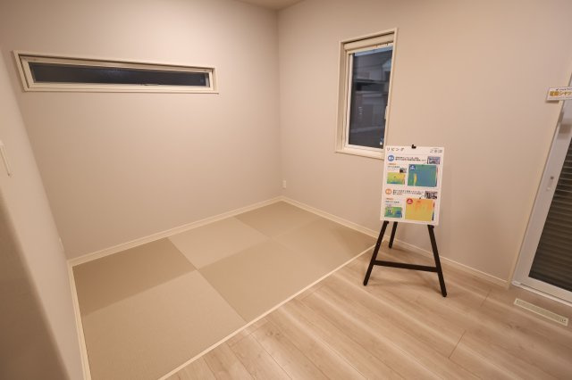 【和室】 | 《仲介手数料無料》久喜市本町５丁目4-21(3号棟)新築一戸建てスマート・ワンシティ | 撮影日 2025年10月11日 16:00 雨