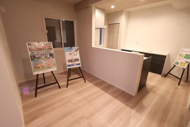 【居間・リビング】 | 《仲介手数料無料》久喜市本町５丁目4-21(3号棟)新築一戸建てスマート・ワンシティ | 撮影日 2025年10月11日 16:00 雨