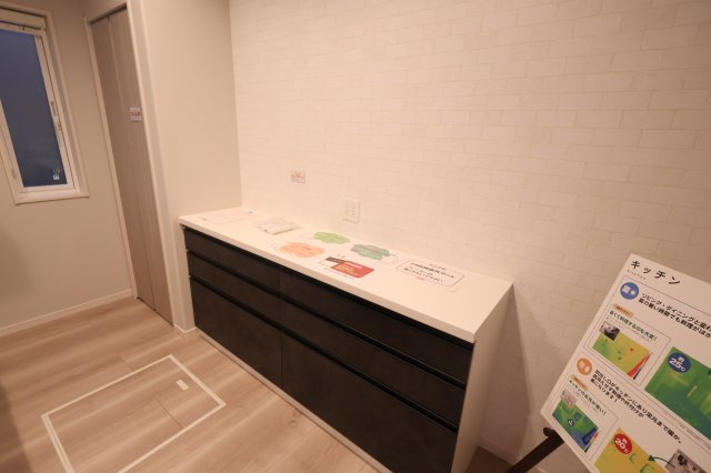 《仲介手数料無料》久喜市本町５丁目4-21(3号棟)新築一戸建てスマート・ワンシティのキッチン|撮影日 2025年10月11日 16:00 雨