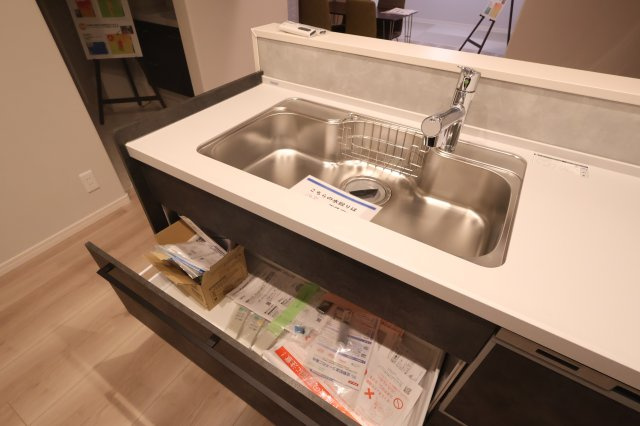 《仲介手数料無料》久喜市本町５丁目4-21(3号棟)新築一戸建てスマート・ワンシティのキッチン|撮影日 2025年10月11日 16:00 雨