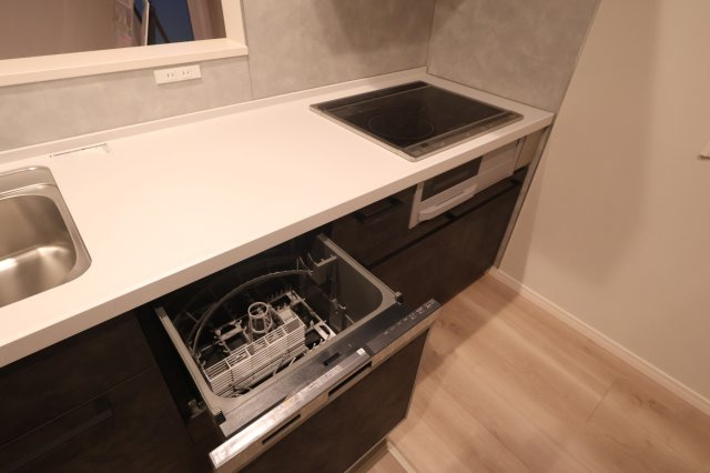 【キッチン】 | 《仲介手数料無料》久喜市本町５丁目4-21(3号棟)新築一戸建てスマート・ワンシティ | 撮影日 2025年10月11日 16:00 雨