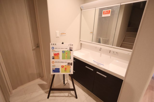 【独立洗面台】 | 《仲介手数料無料》久喜市本町５丁目4-21(3号棟)新築一戸建てスマート・ワンシティ | 撮影日 2025年10月11日 16:00 雨