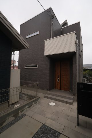 【外観】 | 《仲介手数料無料》久喜市本町５丁目4-21(3号棟)新築一戸建てスマート・ワンシティ | 撮影日 2025年10月11日 16:00 雨