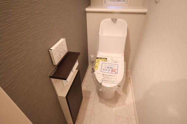 【トイレ】 | 《仲介手数料無料》久喜市本町５丁目4-21(3号棟)新築一戸建てスマート・ワンシティ | 撮影日 2025年10月11日 16:00 雨