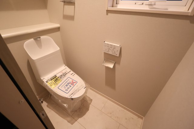 【トイレ】 | 《仲介手数料無料》久喜市本町５丁目4-21(3号棟)新築一戸建てスマート・ワンシティ | 撮影日 2025年10月11日 16:00 雨