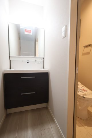 《仲介手数料無料》久喜市本町５丁目4-21(3号棟)新築一戸建てスマート・ワンシティの独立洗面台|撮影日 2025年10月11日 16:00 雨