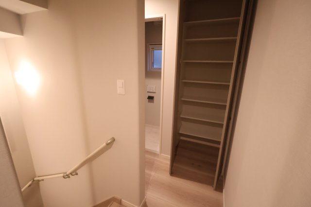 【収納】 | 《仲介手数料無料》久喜市本町５丁目4-21(3号棟)新築一戸建てスマート・ワンシティ | 撮影日 2025年10月11日 16:00 雨