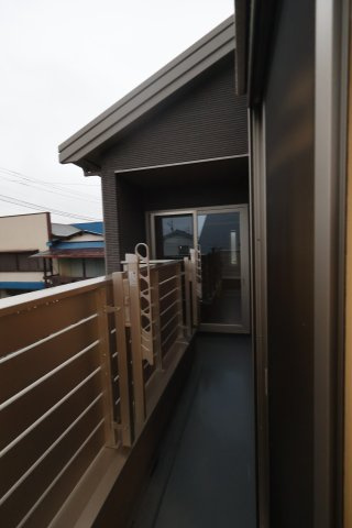 《仲介手数料無料》久喜市本町５丁目4-21(3号棟)新築一戸建てスマート・ワンシティのバルコニー|撮影日 2025年10月11日 16:00 雨