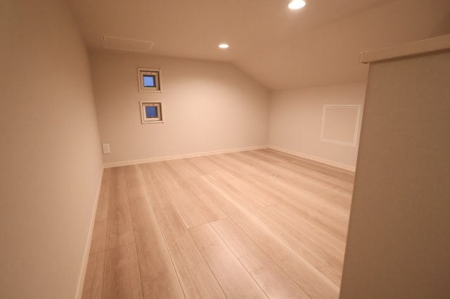 《仲介手数料無料》久喜市本町５丁目4-21(3号棟)新築一戸建てスマート・ワンシティの収納|小屋裏収納
撮影日 2025年10月11日 16:00 雨