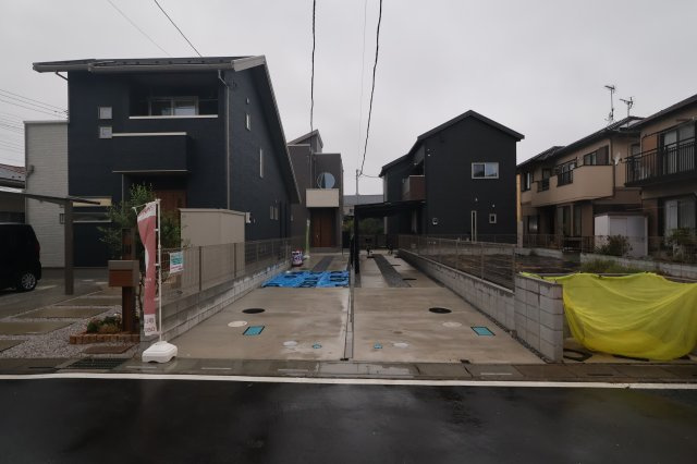 【外観】 | 《仲介手数料無料》久喜市本町５丁目4-21(3号棟)新築一戸建てスマート・ワンシティ | 撮影日 2025年10月11日 16:00 雨