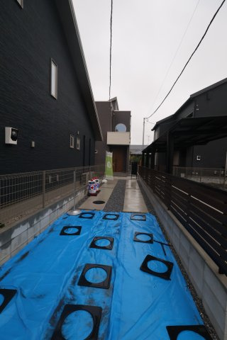 【外観】 | 《仲介手数料無料》久喜市本町５丁目4-21(3号棟)新築一戸建てスマート・ワンシティ | 撮影日 2025年10月11日 16:00 雨