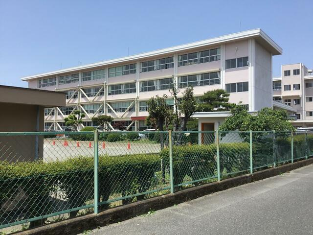 ナイスステージ宇都宮参番館のエントランス|宇都宮市立姿川中学校まで2361m