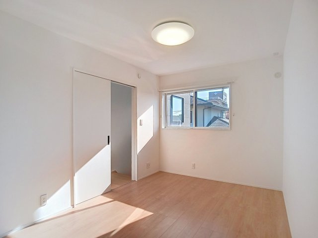 宇土市新町１丁目の中古一戸建の洋室|6帖の洋室は、お子様のお部屋や主寝室、来客時の宿泊室、趣味のお部屋としてもご利用いただけます♪