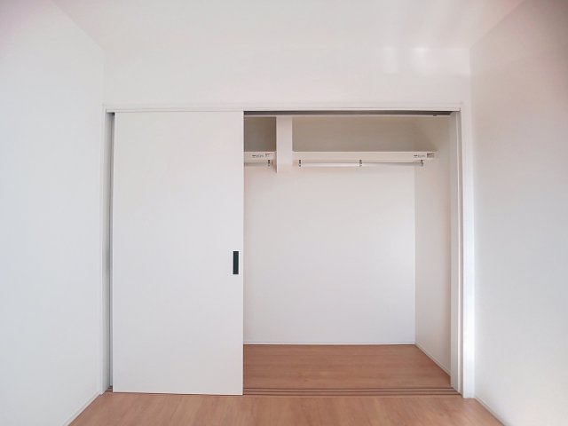 宇土市新町１丁目の中古一戸建の収納|各洋室には3連引き戸の収納があり、物が取り出しやすいです。
