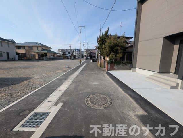 宇土市新町１丁目の中古一戸建の前面道路含む現地写真|前面道路は幅員が5ｍあります