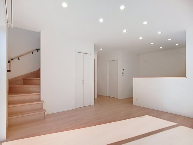 宇土市新町１丁目の中古一戸建の居間・リビング|広々空間で家族団らんのひとときを。
