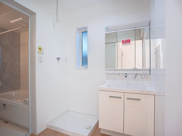 宇土市新町１丁目の中古一戸建の独立洗面台|三面鏡にハンドシャワー付き。使いやすい洗面台。
