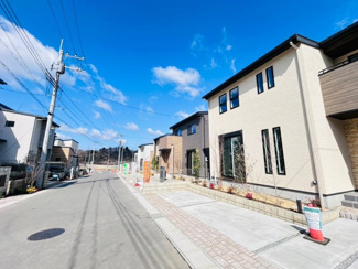【前面道路含む現地写真】 | 車通りも少なく前面道路幅も確保された分譲地内！