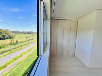 【展望】 | 約7帖のお部屋から見える眺望です！
緑と青空を感じられる開放的なお部屋♪