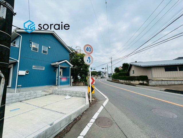 入間市寺竹　A号棟　新築戸建の前面道路含む現地写真