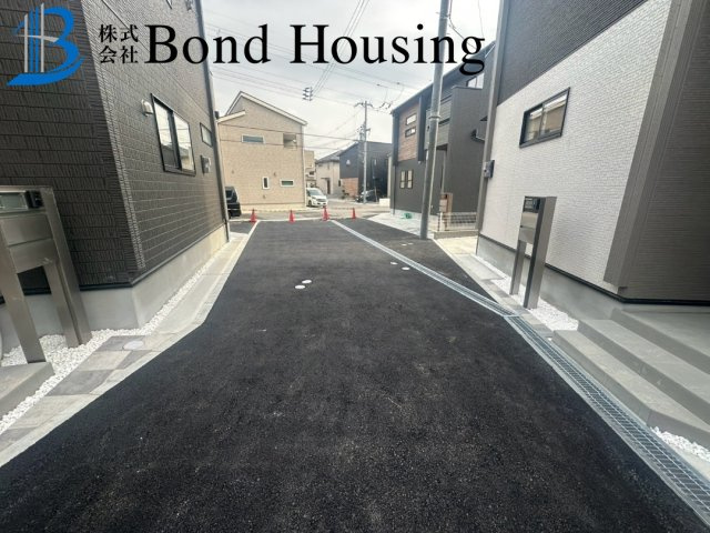 長期優良住宅取得物件　大久保町松陰全6棟　2号棟の前面道路含む現地写真