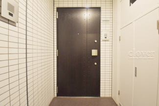 【その他共用部分】 | ダブルロック式の玄関ドアが皆様をお出迎え。お部屋のセキュリティの観点からも、うれしい設備ですね。玄関の色もシックで良い感じです。～即日のご見学可能～　お問合せはお気軽にどうぞ。