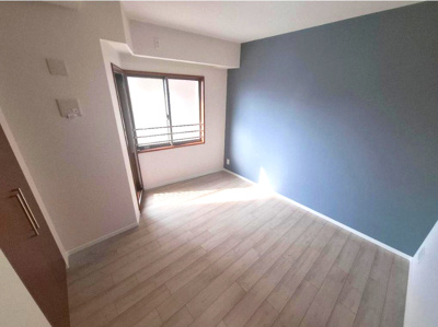 【洋室】 | ルネフェリアス堺鳳 | 洋室5.6帖。壁一面にアクセントクロスを採用し、ホッと落ち着く空間を演出。お好きなインテリアで、お部屋作りをお楽しみください！