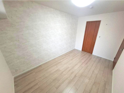 【洋室】 | ルネフェリアス堺鳳 | 洋室7.0帖。大型ベッドも設置可能でご夫婦の寝室にも！大きなベッドでお子様も一緒にお休みになられます。大容量WIC付き！