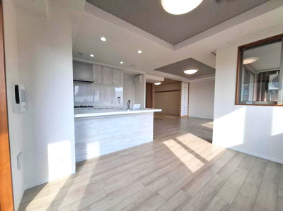 【居間・リビング】 | ルネフェリアス堺鳳 | 南と西の二面バルコニーが備わったLDK。たっぷりと採光が差し込み、明るく開放感溢れる憩いの空間です！