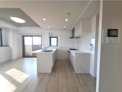 【居間・リビング】 | ルネフェリアス堺鳳 | キッチンは対面式！調理中でもご家族の様子を見守れます。ご家族間のコミュニケーションも取りやすそうですね。