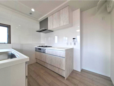 【キッチン】 | ルネフェリアス堺鳳 | 吊戸棚やスライド式収納など、収納豊富で調理スペースを広くお使いいただけます。家事時間の短縮にもなる食洗機付き！