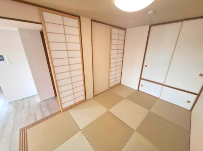 【和室】 | ルネフェリアス堺鳳 | リビングに隣接する和室6帖は2WAY仕様。リビング側の扉を開放すると、2部屋が繋がり開放的な大空間が実現します！