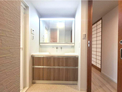 【独立洗面台】 | ルネフェリアス堺鳳 | 三面鏡付き洗面化粧台は鏡が大きく、お子様と並んでの身支度も可能！鏡裏やボウル下に収納付きで、生活感の出るアイテムがスッキリ収まります。